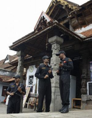 Nhân viên an ninh Ấn Độ canh gác bên ngoài ngôi đền Padmanabhaswamy ở bang Kerala ngày 9-7