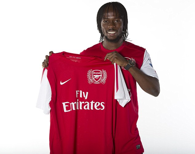 Chân sút Gervinho rạng ngời khi hoàn tất HĐ chuyển đến Arsenal.