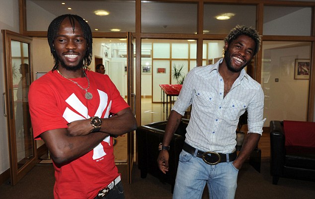 Gervinho vui vẻ bên Alex Song ở trại tập London Colney