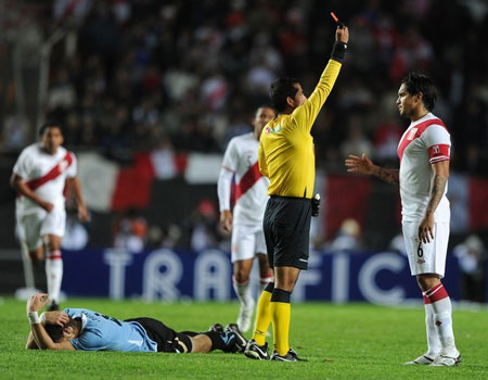 Thẻ đỏ Vargas cho thấy sự bất lực của các cầu thủ Peru