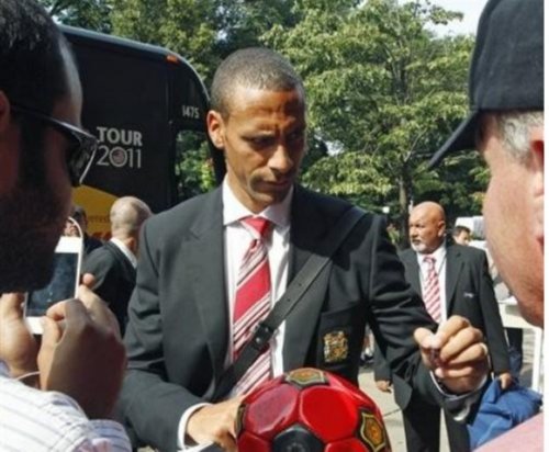 Trung vệ Rio Ferdinand cũng bị bao vây xin chữ ký