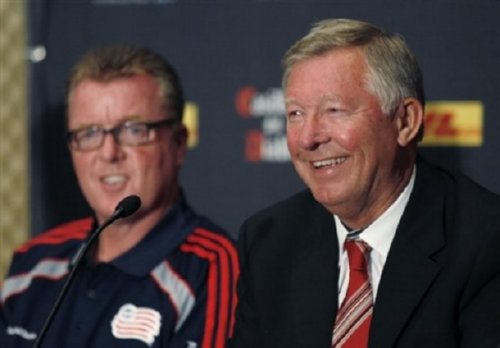 HLV của M.U - Sir Alex Ferguson (phải) và HLV Steve Nicol của CLB New England Revolution