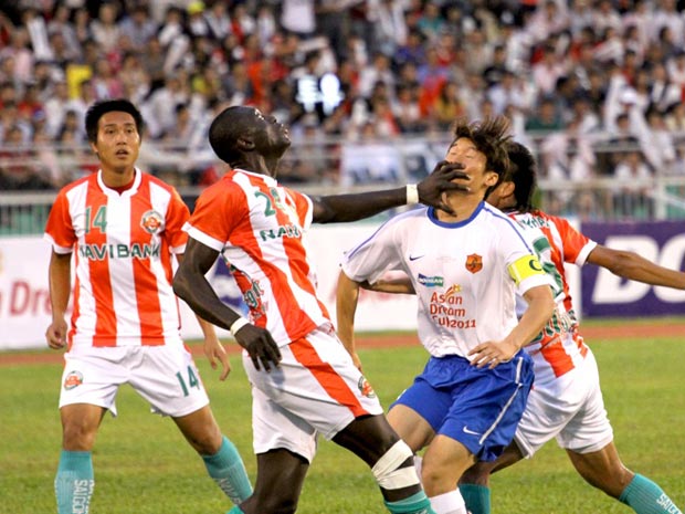 Tranh bóng không lại thì dùng tiểu xảo bịt mặt Park Ji Sung
