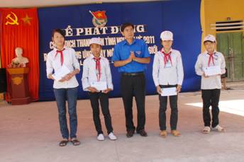 Đ/c Nguyễn Hải Long trao học bổng cho học sinh nghèo vượt khó Trường THCS Thanh Hà