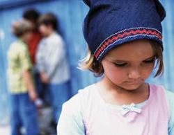 Trẻ Asperger thường bị tẩy chay vì không biết cách giao tiếp