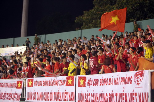 Người hâm mộ Việt Nam luôn chờ mong ĐT Việt Nam thi đấu tưng bừng và ấn tượng, dù ở bất cứ sân chơi nào.