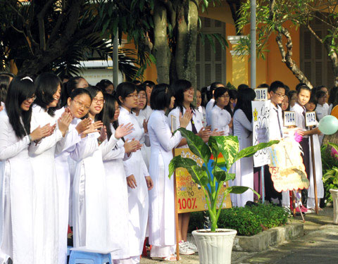 Học sinh trường Nguyễn Thị Minh Khai (TP HCM) trong ngày khai giảng