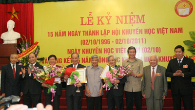 Các đại biểu chúc mừng Hội Khuyến học Việt Nam