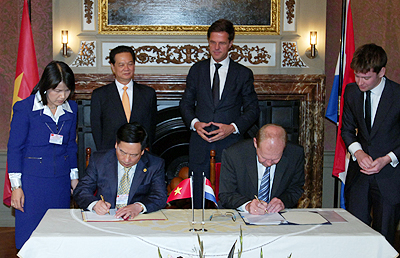 Thủ tướng Nguyễn Tấn Dũng và Thủ tướng Mark Rutte chứng kiến lãnh đạo các Bộ chức năng của hai nước ký Biên bản ghi nhớ về hợp tác trong lĩnh vực dịch vụ khí hậu