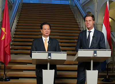 Thủ tướng Nguyễn Tấn Dũng và Thủ tướng Mark Rutte gặp gỡ báo chí sau hội đàm