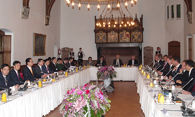 Thủ tướng Nguyễn Tấn Dũng và Thủ tướng Mark Rutte dự họp bàn tròn với các Tổng Giám đốc điều hành một số tập đoàn kinh tế hàng đầu của Việt Nam và Hà Lan