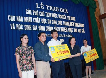 Chủ tịch HĐQT PVI Holdings Nguyễn Anh Tuấn (thứ hai bên trái) trao tặng 2 tỷ đồng cho các trường mầm non tại tỉnh Hà Nam