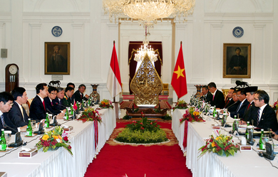 Tại cuộc hội đàm, hai nhà lãnh đạo nhất trí chỉ đạo Chính phủ hai nước đưa quan hệ Việt Nam – Indonesia lên một tầm cao mới, hướng tới quan hệ đối tác chiến lược