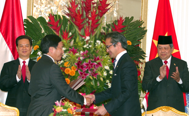 Hai nhà lãnh đạo chứng kiến lễ ký Chương trình Hành động Việt Nam-Indonesia giai đoạn 2012-2015 và Bản Ghi nhớ về các Hoạt động chung tăng cường trao đổi thông tin và tham khảo song phương giữa hai Bộ Ngoại giao