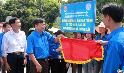 Ra mắt mô hình "Đoạn giao cắt đường bộ - đường sắt an toàn" tại khu vực trường Đại học Hà Hoa Tiên trên quốc lộ 1A