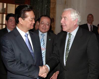 Thủ tướng Nguyễn Tấn Dũng và Tổng Thư ký Tòa án Trọng tài thường trực Christian Kroner