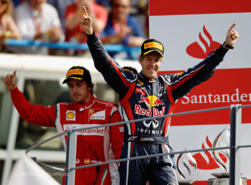 Vettel (phải) giành chiến thắng nhàn nhã