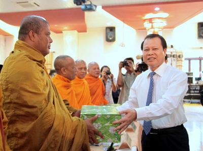 Phó Thủ tướng Vũ Văn Ninh trao quà cho đại diện hòa thượng, thượng tọa, đại đức, chư tăng