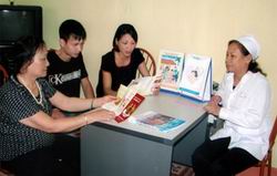 Cán bộ Trung tâm Y tế thành phố Yên Bái tuyên truyền những điều cần biết về HIV/AIDS