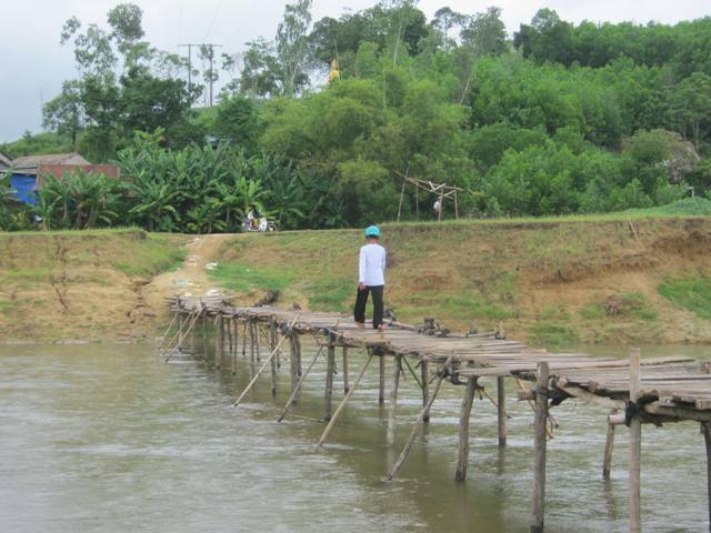 Chiếc cầu tạm mới làm xong để học sinh và nguời dân qua lại thuận tiện hơn