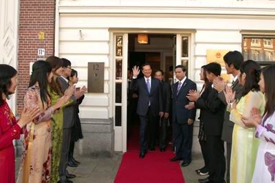 Cán bộ Đại sứ quán Việt Nam tại Hà Lan đón Thủ tướng và Đoàn công tác Chính phủ tới thăm
