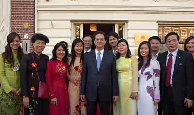 Thủ tướng và các cán bộ nhân viên Đại sứ quán tại Hà Lan