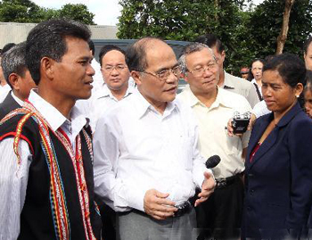 Chủ tịch Quốc hội Nguyễn Sinh Hùng thăm hỏi đồng bào dân tộc Bahnar ở làng Ji Rông, xã AĐưk, huyện Đăk Đoa