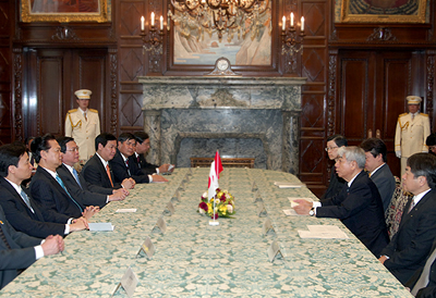 Thủ tướng Nguyễn Tấn Dũng trao đổi với Phó Chủ tịch Thượng viện Nhật Bản Otsuji Hidehisa