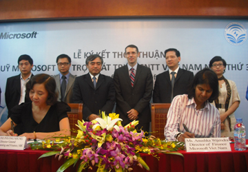 Ngày 19/10, thỏa thuận triển khai Quỹ Phát triển CNTT năm thứ 3 đã được ký kết giữa Bộ TT&TT và Công ty Microsoft Việt Nam