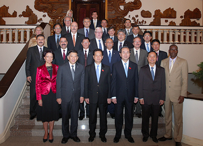 Thủ tướng Nguyễn Tấn Dũng chụp ảnh lưu niệm với các vị trong Ban lãnh đạo Thường trực Interpol và lãnh đạo Bộ Công an Việt Nam