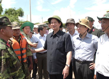 Thủ tướng thăm hỏi cán bộ, chiến sĩ đang gia cố bờ bao bảo vệ sản xuất khu vực kênh Ba Ánh, xã An Bình B, thị xã Hồng Ngự