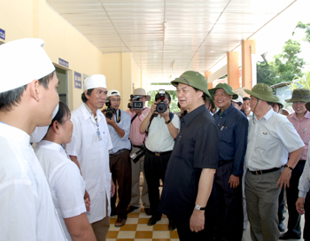 Thủ tướng thăm Trạm Y tế xã Phú Lộc, thị xã Tân Châu