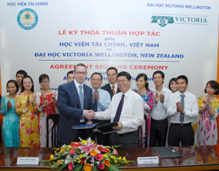Lễ ký kết thoả thuận hợp tác triển khai chương trình liên kết đào tạo Cử nhân Thương mại và Quản trị giữa Học viện Tài chính (Viện Đào tạo Quốc tế) và Đại học Victoria-NewZealand