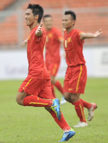Niềm vui của Hoàng Thiên sau khi nâng tỉ số lên 2-1 cho Việt Nam