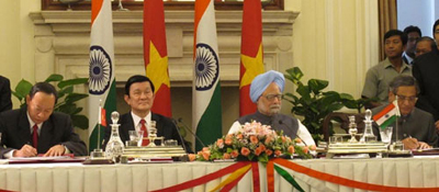 Chủ tịch nước Trương Tấn Sang và Thủ tướng Ấn Độ Manmohan Singh chứng kiến ký kết các văn kiện hợp tác