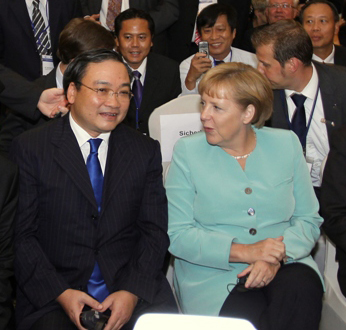 Thủ tướng Đức Angela Merkel trao đổi với Phó Thủ tướng Hoàng Trung Hải