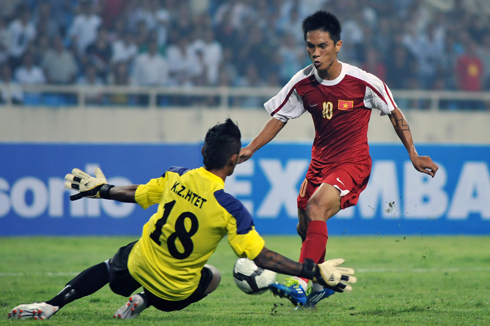 Hoàng Thiên (áo đỏ) mở tỷ số cho U23 Việt Nam trong trận thắng U23 Myanmar 5-0 tối 19/10/2011 tại Mỹ Đình